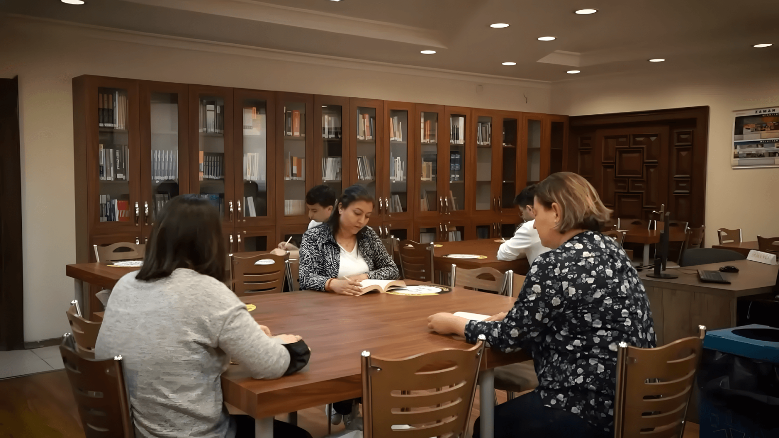 Yüksek İhtisas Üniversitesi Kütüphane 1