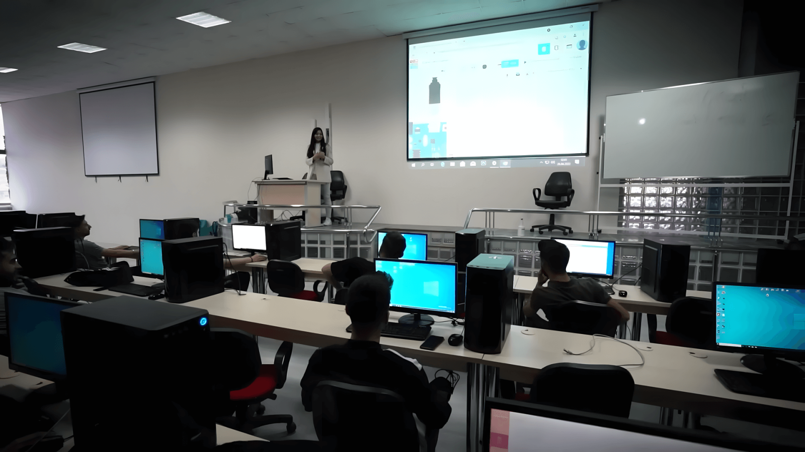 Yüksek İhtisas Üniversitesi Derslik 2